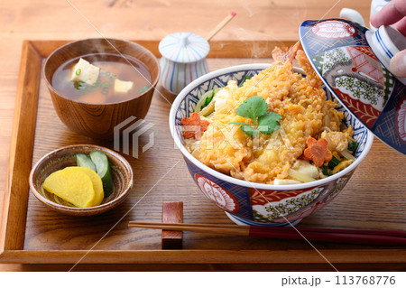 エビとじ丼 ( えび天丼の卵とじ ) エビとじ丼 ( えび天丼の卵とじ ) 113768776