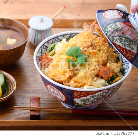 エビとじ丼 ( えび天丼の卵とじ ) エビとじ丼 ( えび天丼の卵とじ ) 113768777