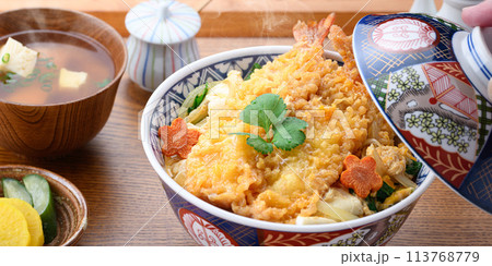 エビとじ丼 ( えび天丼の卵とじ ) エビとじ丼 ( えび天丼の卵とじ ) 113768779