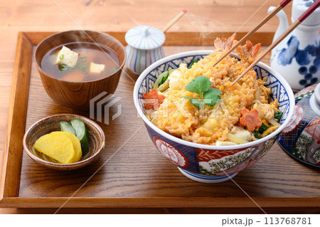 エビとじ丼　（ えび天丼の卵とじ ） 113768781