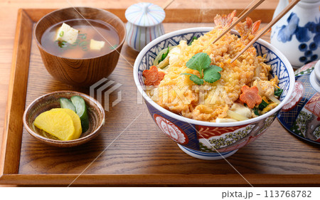 エビとじ丼 ( えび天丼の卵とじ ) エビとじ丼 ( えび天丼の卵とじ ) 113768782