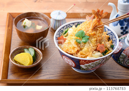 エビとじ丼 ( えび天丼の卵とじ ) エビとじ丼 ( えび天丼の卵とじ ) 113768783