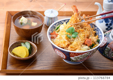 エビとじ丼 ( えび天丼の卵とじ ) エビとじ丼 ( えび天丼の卵とじ ) 113768784