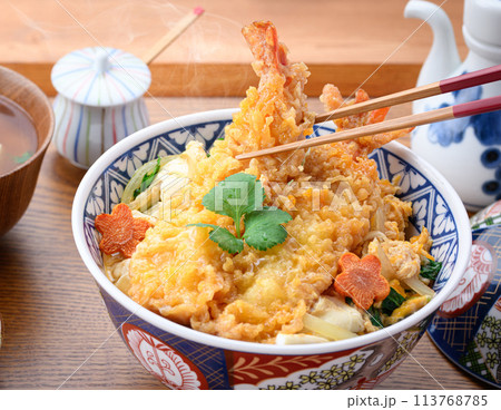 エビとじ丼 ( えび天丼の卵とじ ) エビとじ丼 ( えび天丼の卵とじ ) 113768785