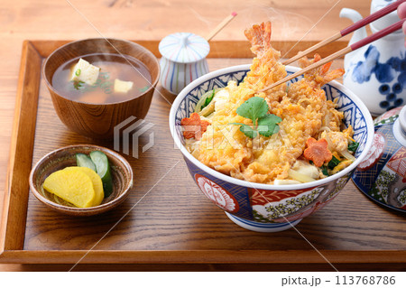 エビとじ丼 ( えび天丼の卵とじ ) エビとじ丼 ( えび天丼の卵とじ ) 113768786