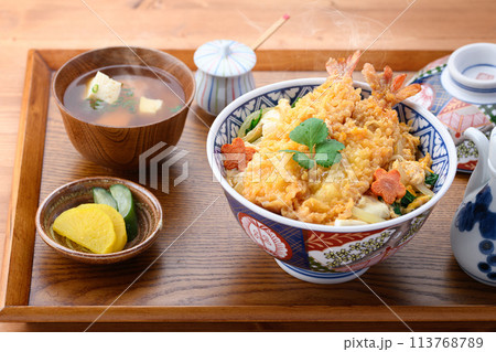 エビとじ丼 ( えび天丼の卵とじ ) エビとじ丼 ( えび天丼の卵とじ ) 113768789