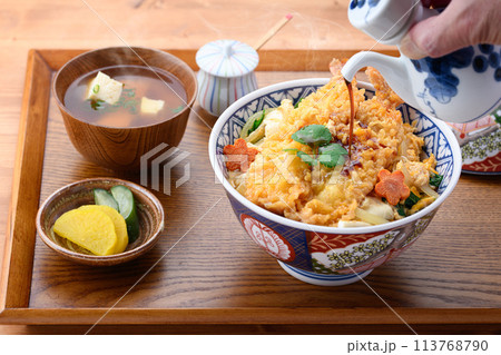 エビとじ丼 ( えび天丼の卵とじ ) エビとじ丼 ( えび天丼の卵とじ ) 113768790