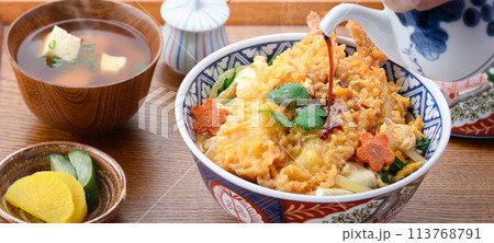 エビとじ丼 ( えび天丼の卵とじ ) エビとじ丼 ( えび天丼の卵とじ ) 113768791