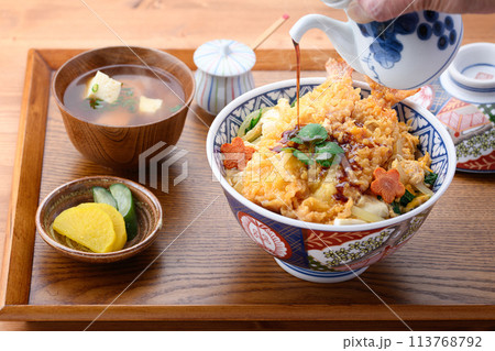 エビとじ丼 ( えび天丼の卵とじ ) エビとじ丼 ( えび天丼の卵とじ ) 113768792