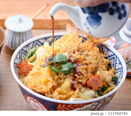エビとじ丼 ( えび天丼の卵とじ ) エビとじ丼 ( えび天丼の卵とじ ) 113768793