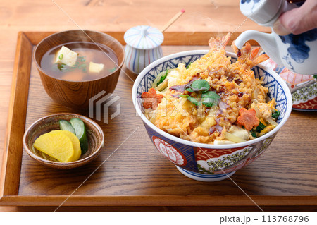 エビとじ丼 ( えび天丼の卵とじ ) エビとじ丼 ( えび天丼の卵とじ ) 113768796