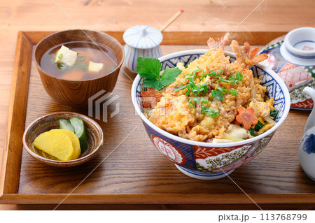 エビとじ丼 ( えび天丼の卵とじ ) エビとじ丼 ( えび天丼の卵とじ ) 113768799