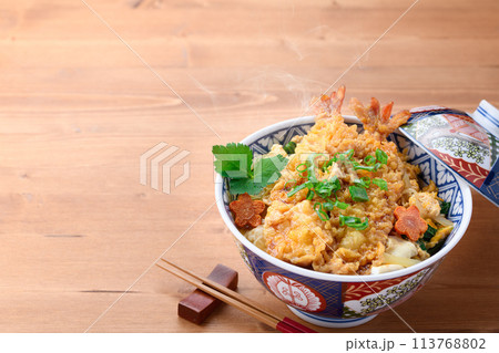 エビとじ丼 ( えび天丼の卵とじ ) エビとじ丼 ( えび天丼の卵とじ ) 113768802