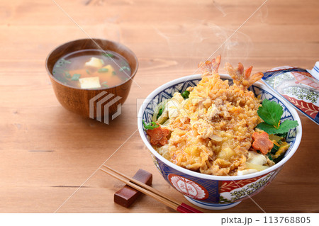 エビとじ丼 ( えび天丼の卵とじ ) エビとじ丼 ( えび天丼の卵とじ ) 113768805
