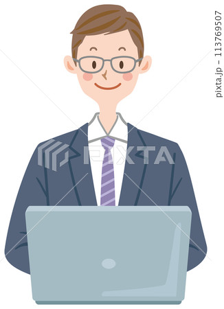 パソコンを操作する男性　デスクワークするビジネスマン　会社員 113769507