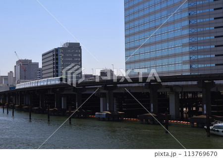 川と川沿いを走るモノレールの車両と橋と高層ビルの都会の街並みと青空の風景 川と川沿いを走るモノレールの車両と橋と高層ビルの都会の街並みと青空の風景 113769670