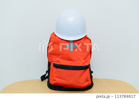 ヘルメットを被った防災リュック 113769817