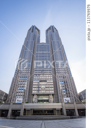 東京都庁と青空　東京都新宿区西新宿 113769976