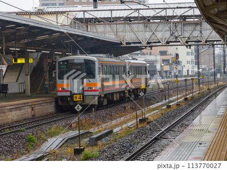 雨の岡山駅に停車している津山線のローカル列車 113770027