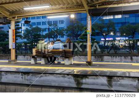 夜のプラットホームで電車を待つ乗客に風景 夜のプラットホームで電車を待つ乗客に風景 113770029