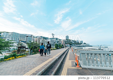 《静岡県》 熱海の街並みと熱海サンビーチの風景 《静岡県》 熱海の街並みと熱海サンビーチの風景 113770512