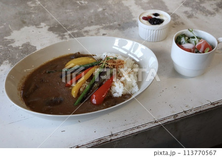 ランチで食べた野菜カレープレート ランチで食べた野菜カレープレート 113770567