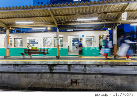 高松築港駅に停車している琴電の風景 113770575