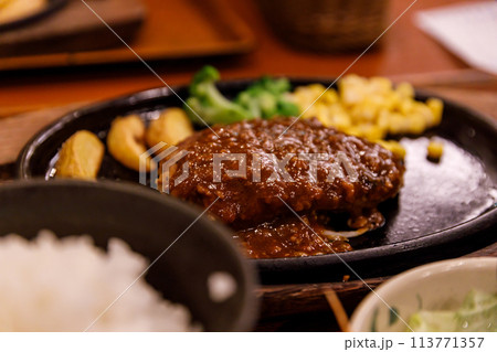洋食レストランの美味しそうなハンバーグ 洋食レストランの美味しそうなハンバーグ 113771357