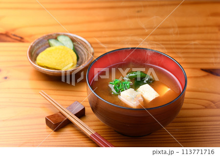 家庭料理 豆腐とわかめのシンプルなお味噌汁 113771716