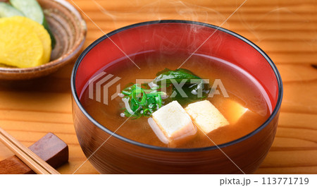 家庭料理 豆腐とわかめのシンプルなお味噌汁 113771719