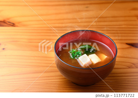 家庭料理 豆腐とわかめのシンプルなお味噌汁 113771722