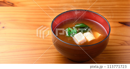 家庭料理 豆腐とわかめのシンプルなお味噌汁 113771723
