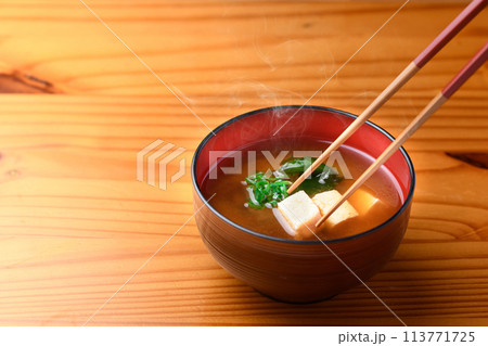 家庭料理 豆腐とわかめのシンプルなお味噌汁 家庭料理 豆腐とわかめのシンプルなお味噌汁 113771725