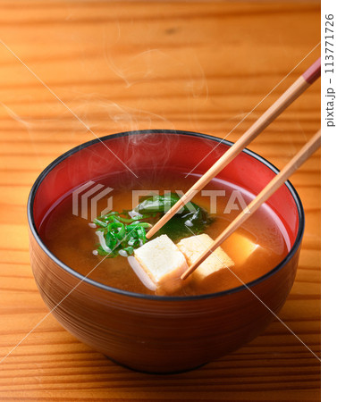 家庭料理 豆腐とわかめのシンプルなお味噌汁 113771726