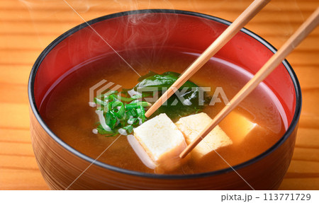 家庭料理 豆腐とわかめのシンプルなお味噌汁 113771729