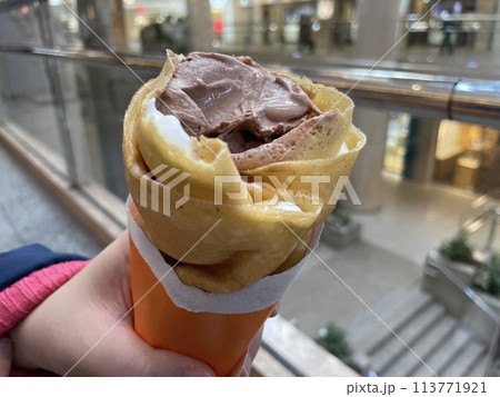 クレープジェラートトッピング チョコとフルーツのスイーツ クレープジェラートトッピング チョコとフルーツのスイーツ 113771921