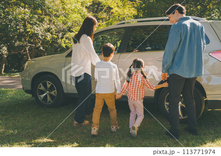 公園遊びから帰る家族連れが車に乗り込む 113771974