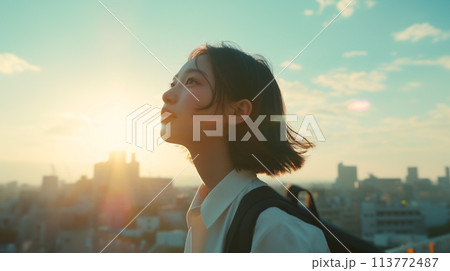 都会で空を見上げるスーツの女性 113772487