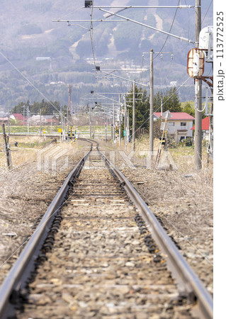 直線の線路 磐越西線中の目踏切 福島県猪苗代町 直線の線路 磐越西線中の目踏切 福島県猪苗代町 113772525
