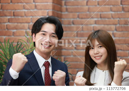 両手でガッツポーズのビジネスパーソン男女_1 両手でガッツポーズのビジネスパーソン男女_1 113772706