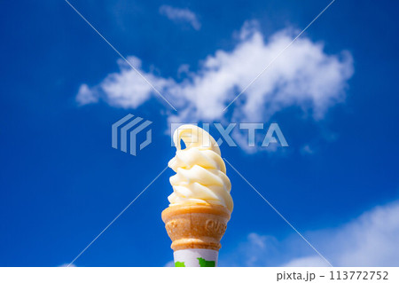 【食べ物素材】高原の濃厚ソフトクリームと青空【山梨県】 113772752