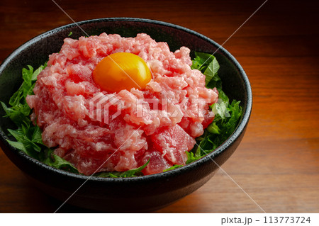 ネギトロ海鮮丼 卵黄乗せ 大葉 俯瞰 ネギトロ海鮮丼 卵黄乗せ 大葉 俯瞰 113773724