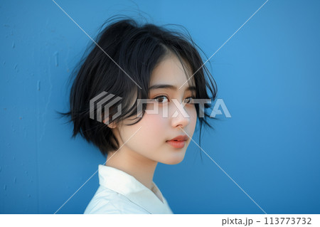 ショートヘアの若い女性のポートレート 113773732