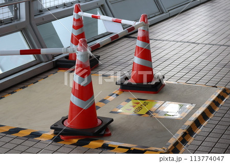 通路上の立ち入り禁止の表示 113774047