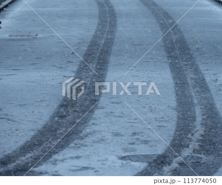 雪の積もった道路/冬のイメージ 雪の積もった道路/冬のイメージ 113774050