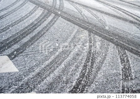 雪の積もった道路 雪の積もった道路 113774058