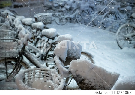 自転車置き場 雪の日 自転車置き場 雪の日 113774068