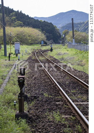 ローカル線の線路 113774107