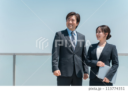 青空を見上げるスーツ姿のビジネスマン男女(希望・就職・転職・就職活動・リクルート) 青空を見上げるスーツ姿のビジネスマン男女(希望・就職・転職・就職活動・リクルート) 113774351