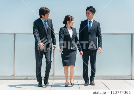 スーツを着たビジネスマン・会社員・企業・就職・転職(弁護士・税理士・会計士) スーツを着たビジネスマン・会社員・企業・就職・転職(弁護士・税理士・会計士) 113774366
